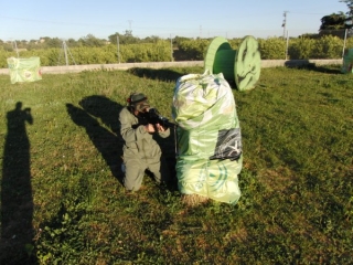 Apuntando de rodillas
